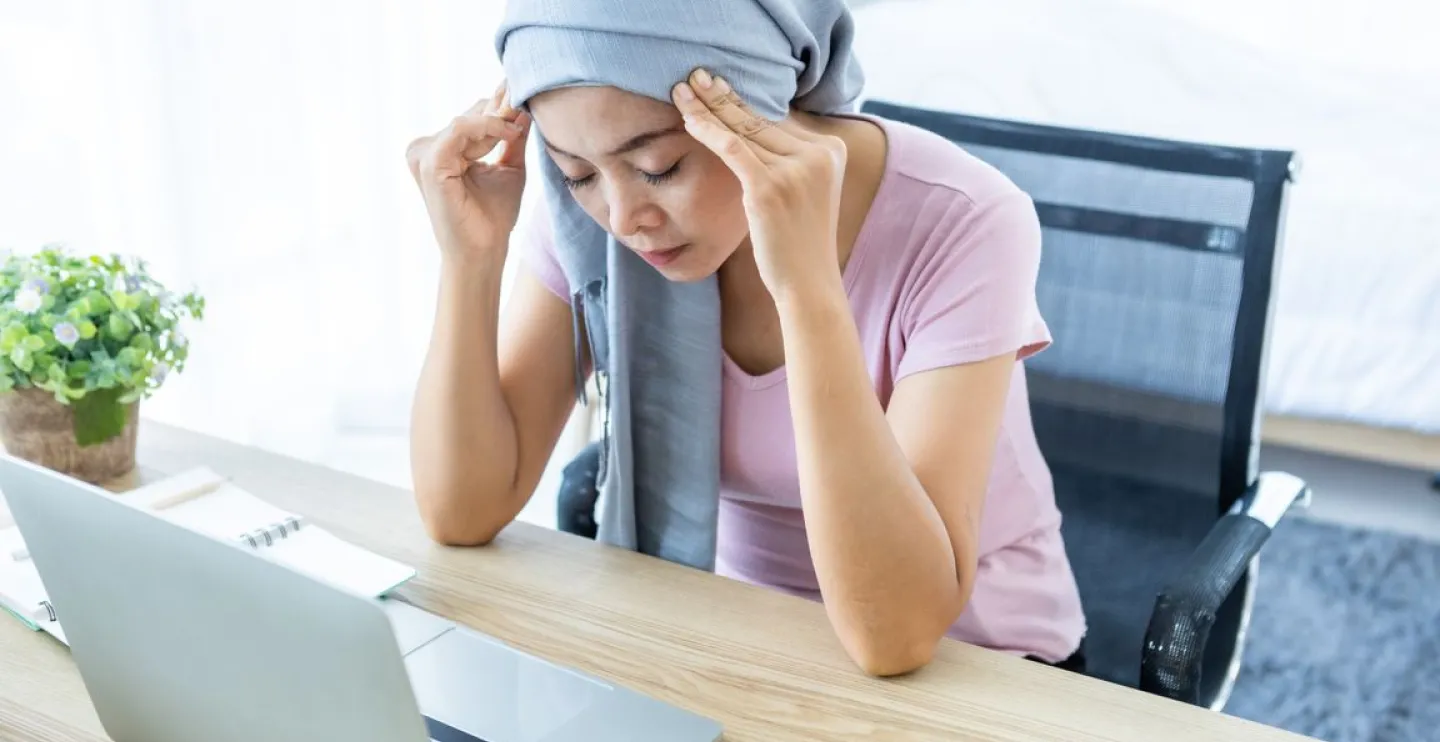 Photo breast cancer patient in front of laptop