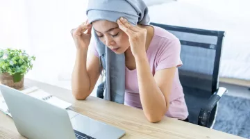 Photo breast cancer patient in front of laptop